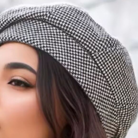 BLACK AND GRAYISH WHITE BERET - Picture 1 of 1